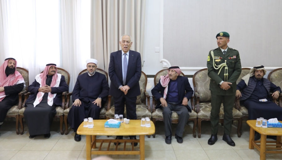 مندوبا عن الملك وولي العهد.. العيسوي يعزي عشيرة العمرو