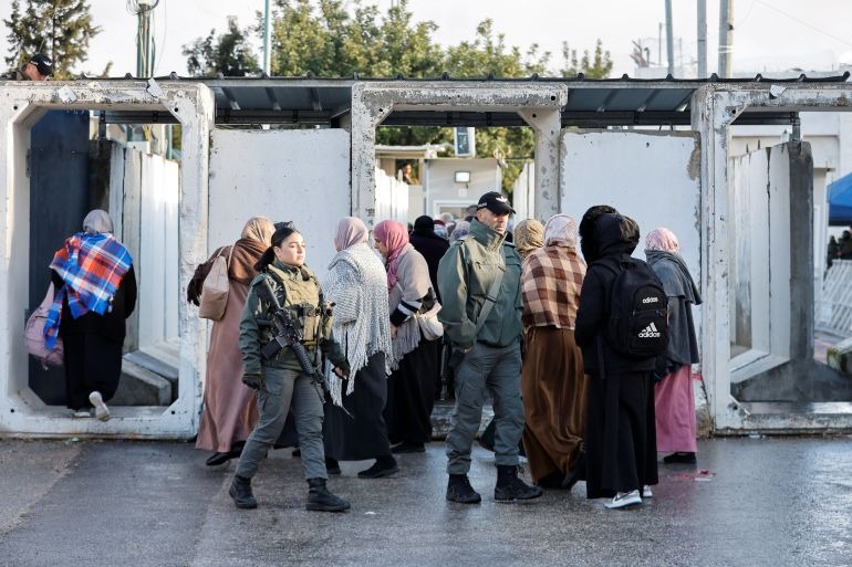 الاحتلال يقيد وصول المصلين إلى المسجد الأقصى